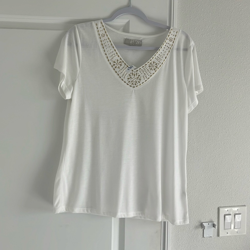 Brand-new woman T-shirt with bedding in the front